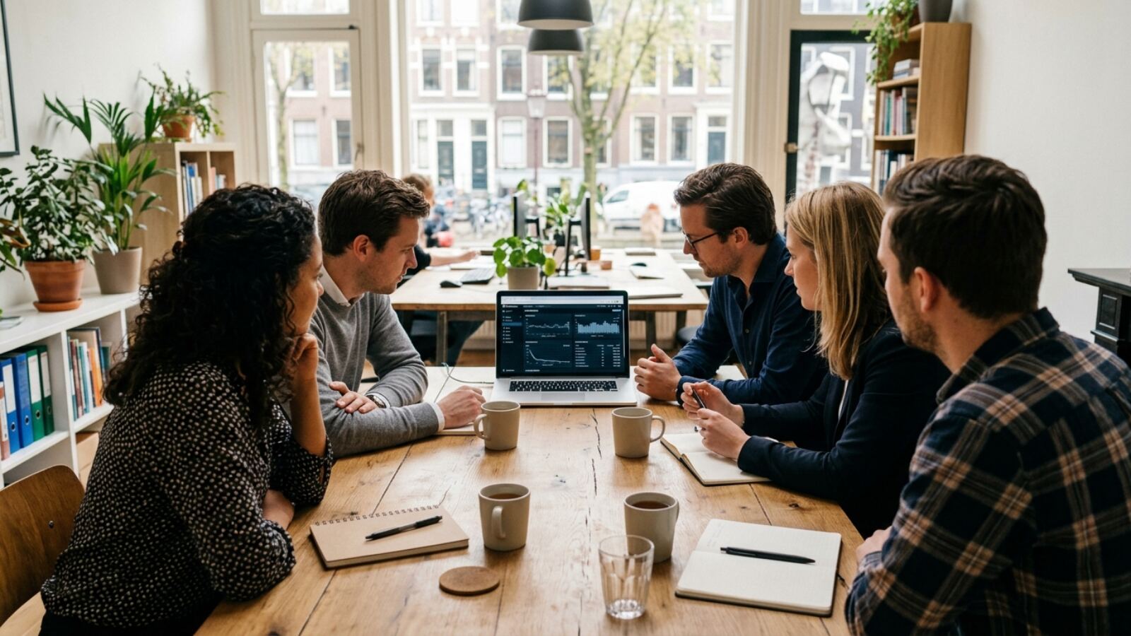 Equipo pequeño compara en un portátil los planes de varios proveedores de VPN