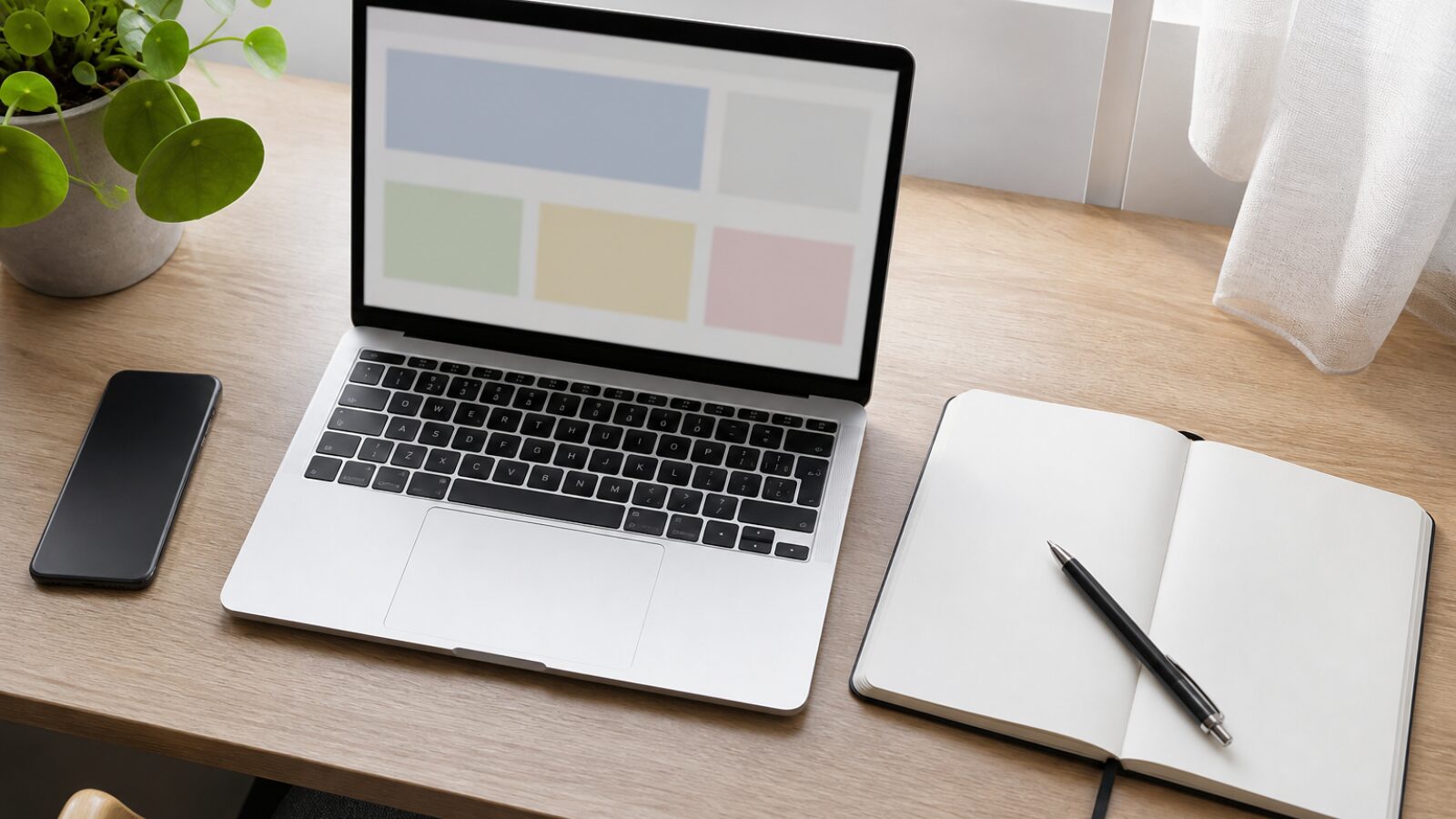 Bureau vu du dessus avec ordinateur portable et carnet Bureau vu du dessus avec un ordinateur portable, un carnet vierge et un stylo pour monter une pile technique SaaS