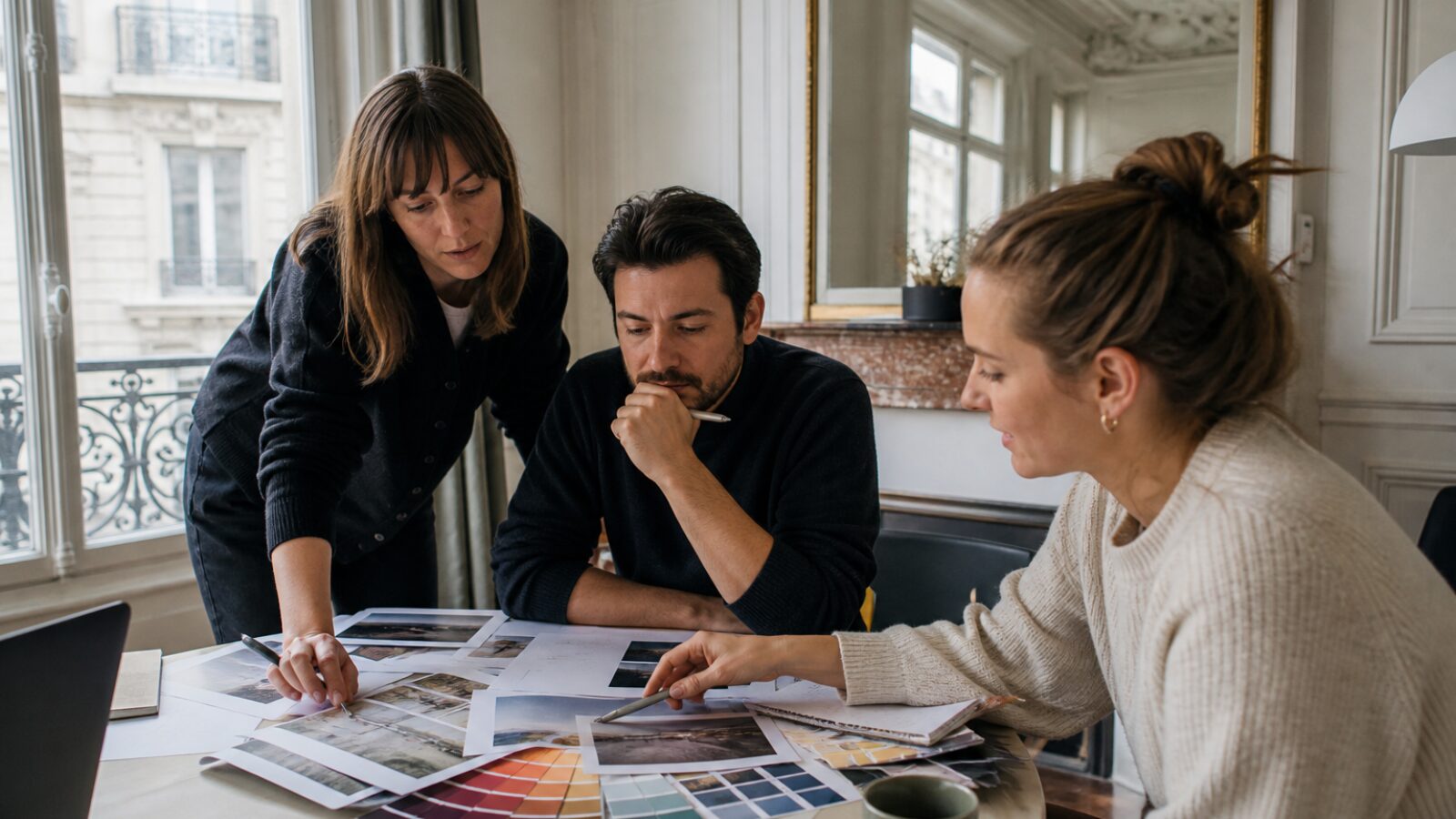 Une équipe compare ses visuels, comme le permet l'offre Business de Canva Pro