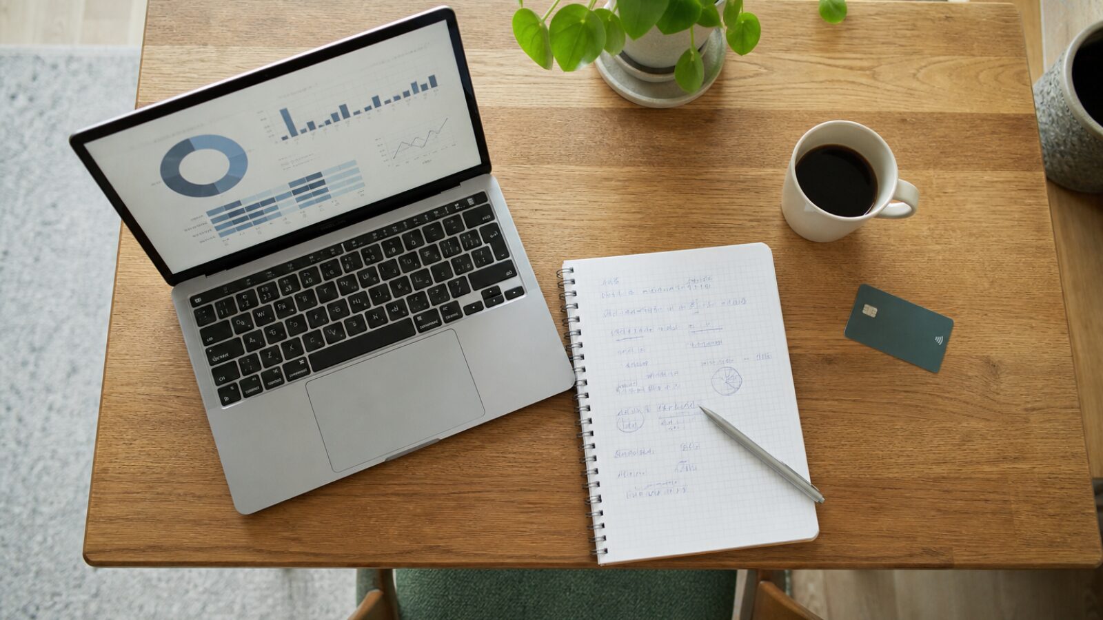 Un bureau avec un carnet de calculs pour comparer les formules du compte pro